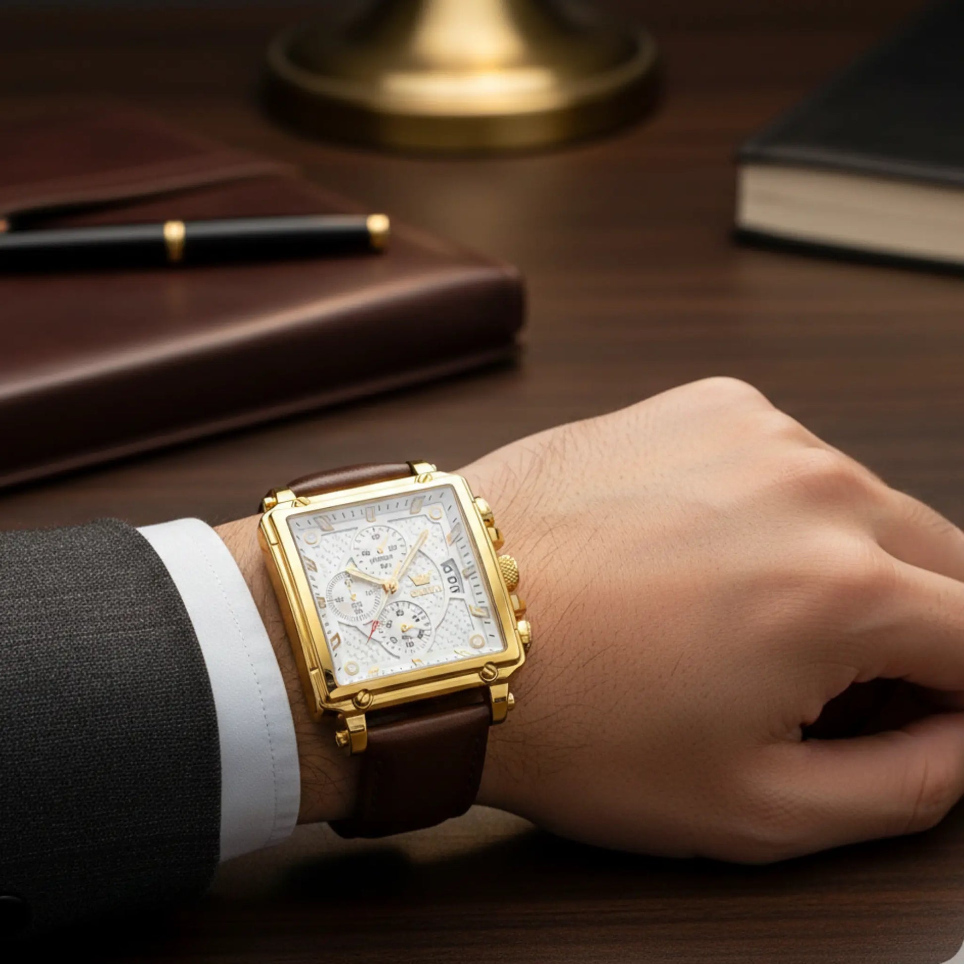 MENS-WATCH-WITH-LEATHER-STRAP